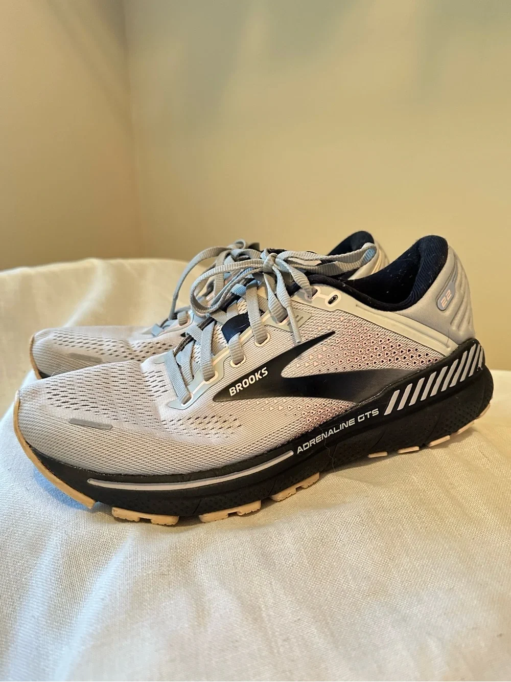 Brooks Adrenaline GTS 22 Women’s Running Shoes Gray Rose 8.5 Athletic Neutral